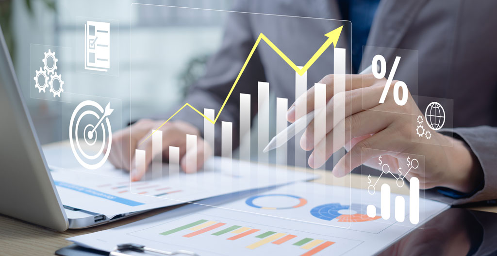 Professionnel analysant des indicateurs de rendement locatif sur écran dans un bureau
